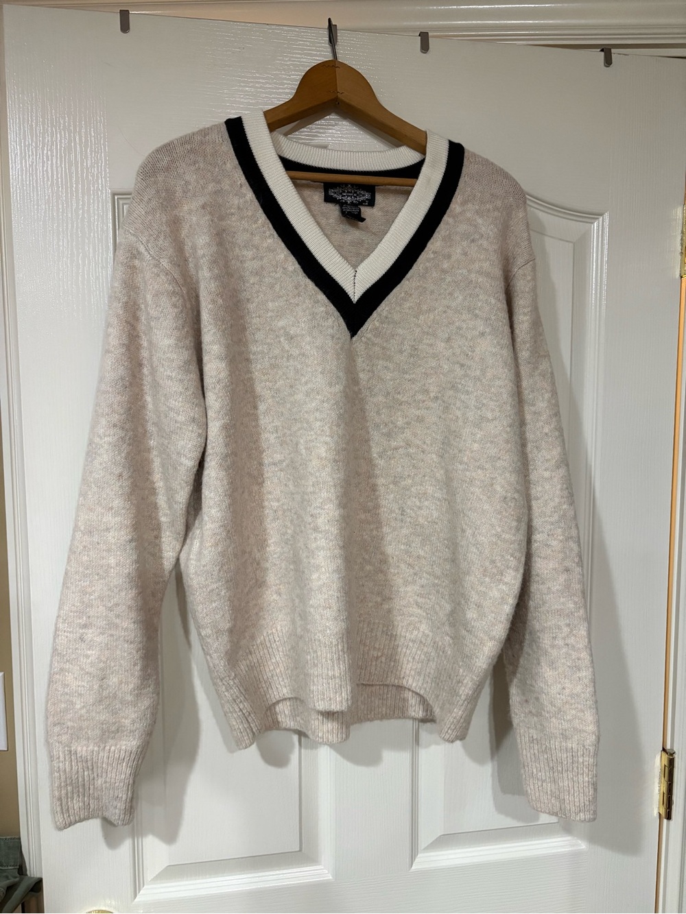 Oliveno V-Neck Cream Sweater with Contrasting Trim